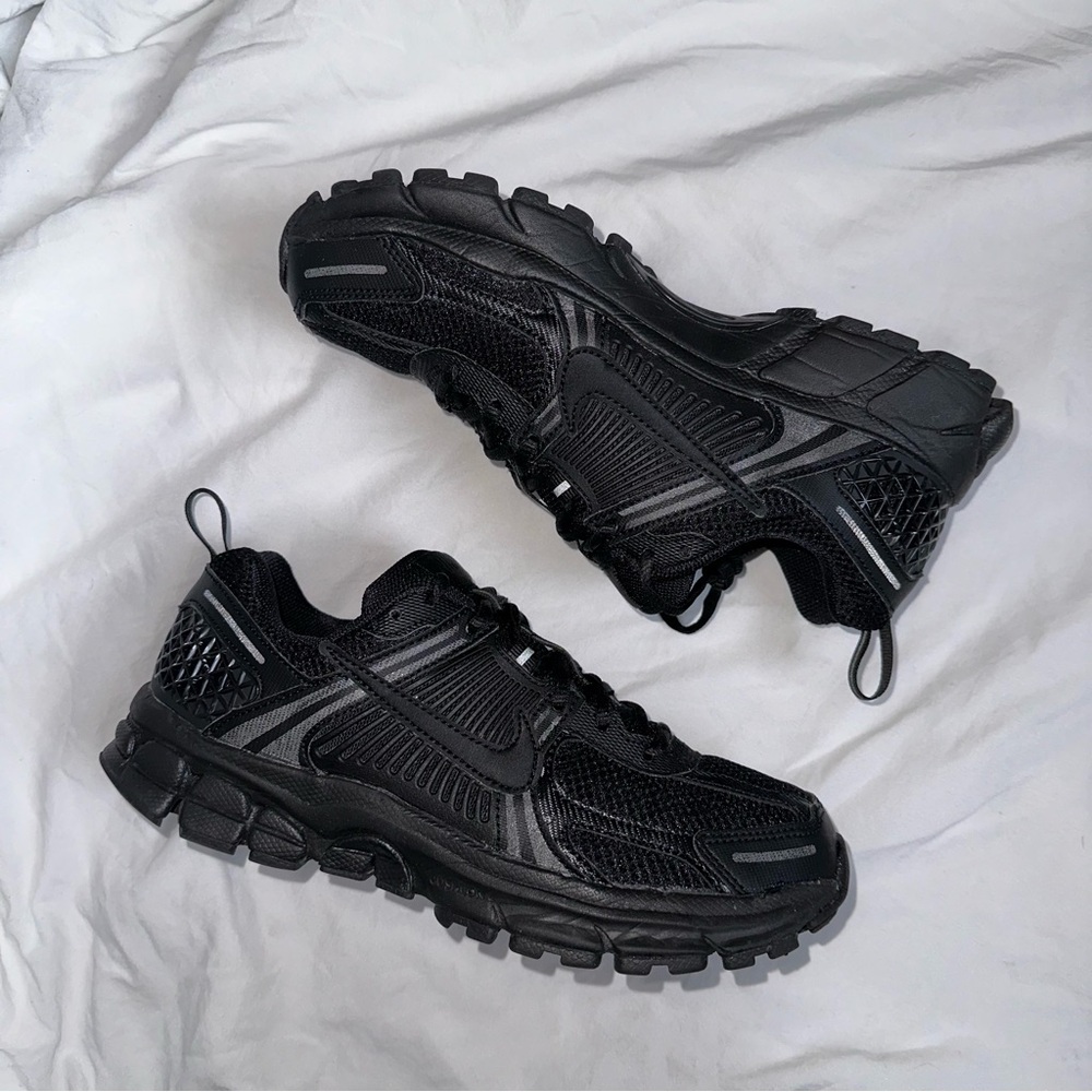 NIKE BLACK VOMERO 5 BOYS SIZE 5.5y